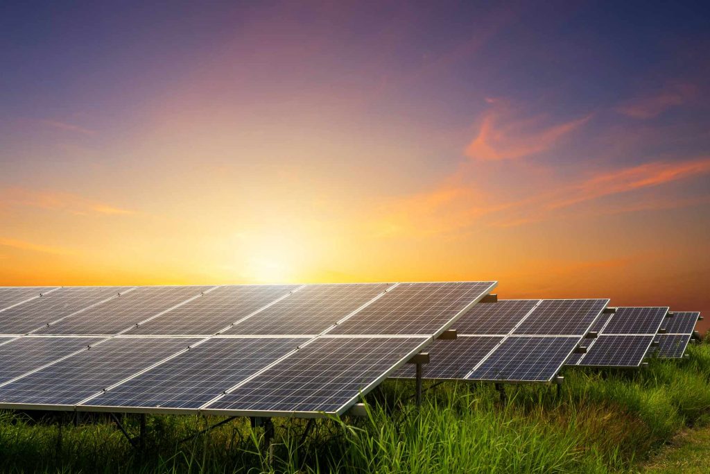 Campo fotovoltaico al tramonto